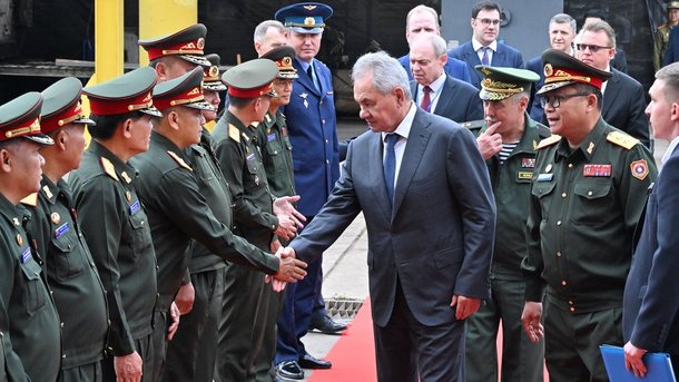 Сергей Шойгу посетил завод вьетнамско-лаосской дружбы по ремонту военной инженерной техники