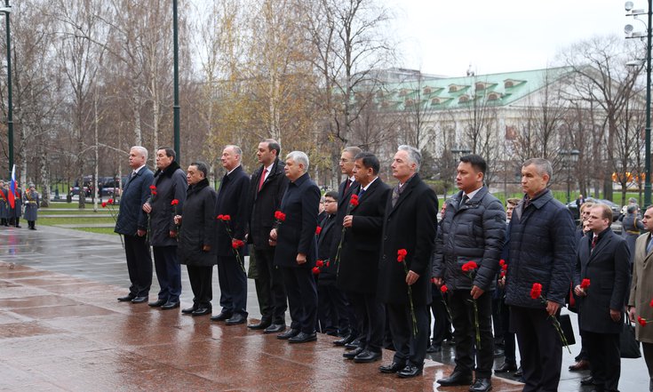 Секретари советов безопасности государств-участников Содружества Независимых Государств возложили венки и цветы к Могиле Неизвестного Солдата в Александровском саду