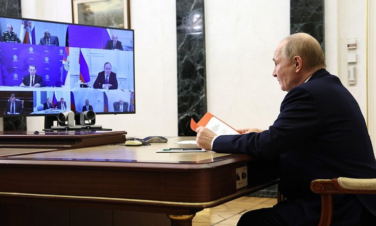 Владимир Путин в режиме видеоконференции провёл оперативное совещание с постоянными членами Совета Безопасности.