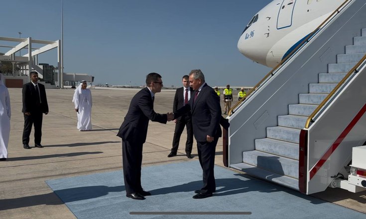 Встречает посол РФ в ОАЭ Тимур Забиров