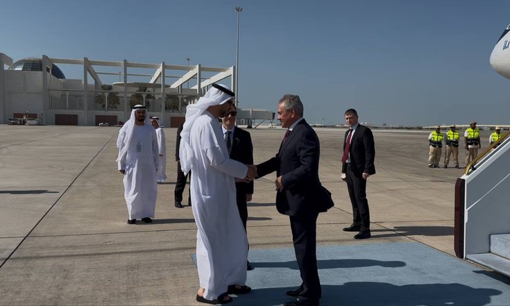 Встречает посол ОАЭ в РФ Мохаммед Аль Джабер
