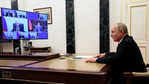 Президент России В.В.Путин в режиме видеоконференции провёл оперативное совещание с постоянными членами Совета Безопасности