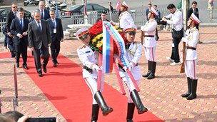 Секретарь Совета Безопасности Российской Федерации Сергей Шойгу возложил венок к памятнику советским летчикам в Лаосе