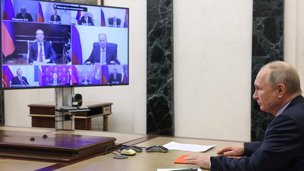 Президент России Владимир Путин в режиме видеоконференции провёл оперативное совещание с постоянными членами Совета Безопасности Российской Федерации