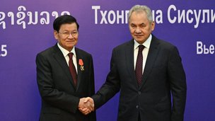 Сергей Шойгу вручил орден Александра Невского 
президенту Лаоса Тхонглуну Сисулиту