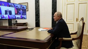 Президент России В.В.Путин в режиме видеоконференции провёл оперативное совещание с постоянными членами Совета Безопасности Российской Федерации