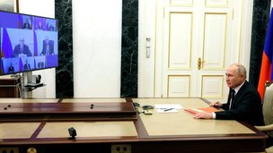 Президент России В.В.Путин в режиме видеоконференции провёл оперативное совещание с постоянными членами Совета Безопасности РФ