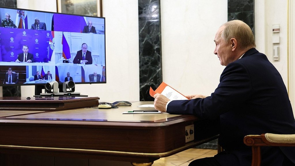 Владимир Путин в режиме видеоконференции провёл оперативное совещание с постоянными членами Совета Безопасности.