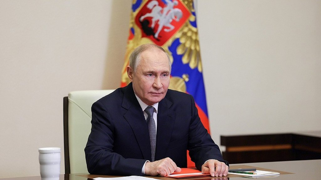 Владимир Путин по видеосвязи провёл оперативное совещание с постоянными членами Совета Безопасности.