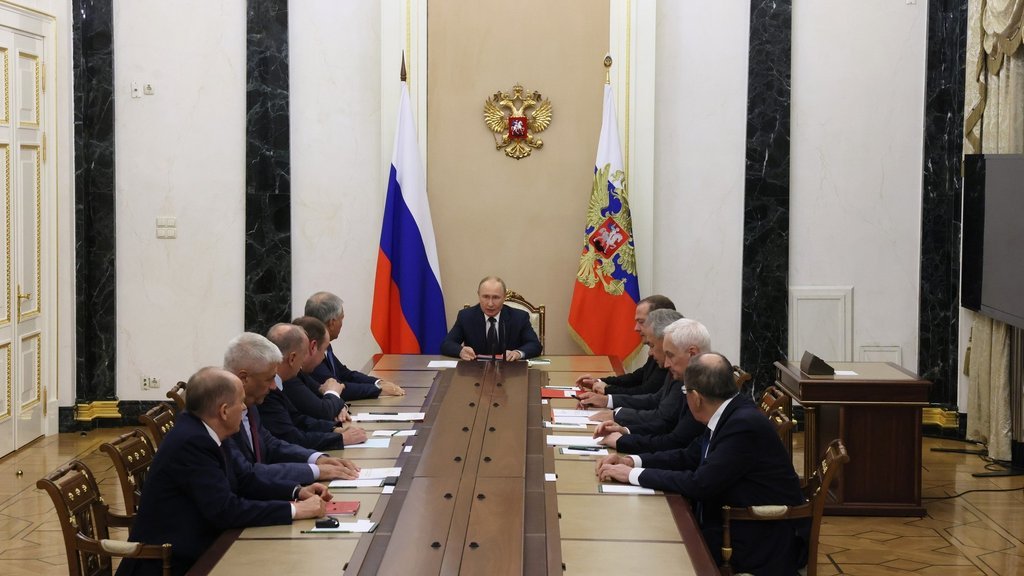 Владимир Путин провёл оперативное совещание с членами Совета Безопасности